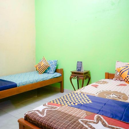 Oyo 2440 Wallet Family Residence Syariah Lumajang Exterior foto