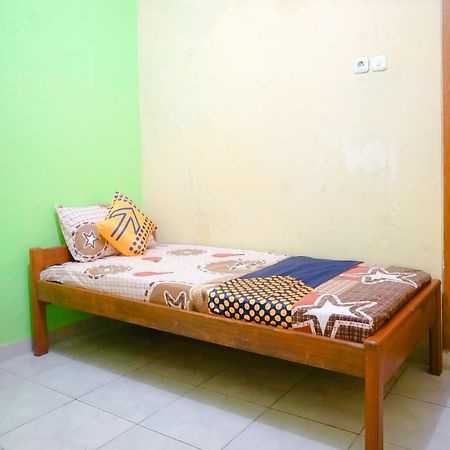 Oyo 2440 Wallet Family Residence Syariah Lumajang Exterior foto