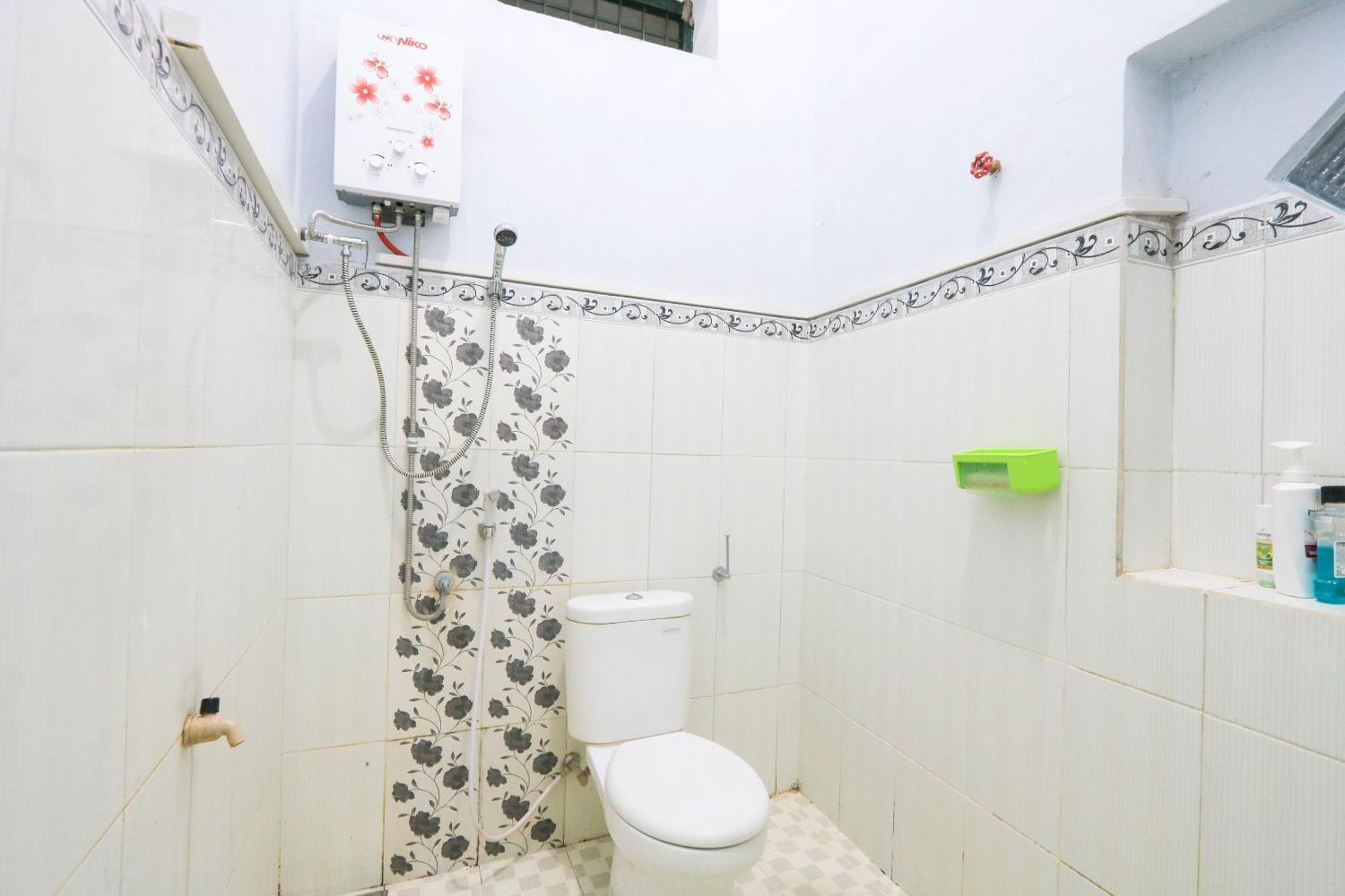 Oyo 2440 Wallet Family Residence Syariah Lumajang Exterior foto