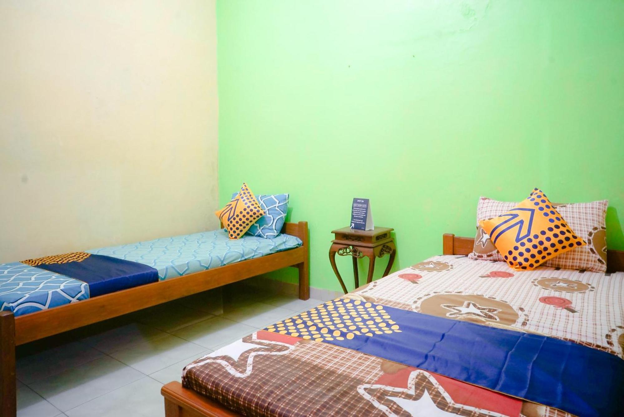 Oyo 2440 Wallet Family Residence Syariah Lumajang Exterior foto